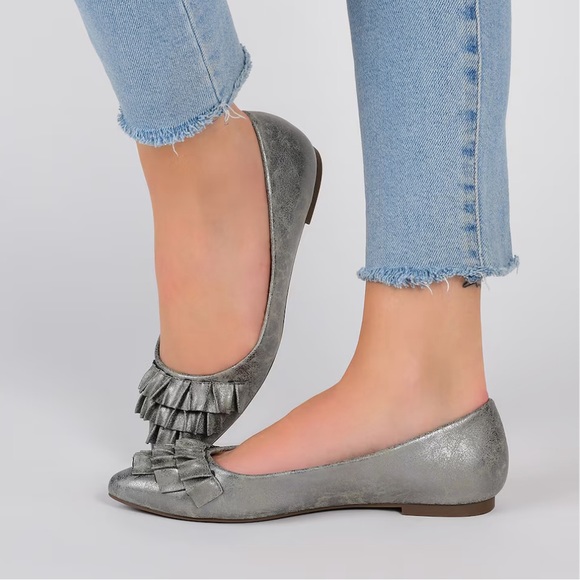 Journee Coll. Judy Black Ruffled Pointed Toe Ballet Slip On Flat Shoe 6 … - Picture 9 of 16